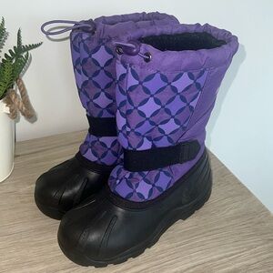 Girls size 4 Kamik purple and black boot. Waterproof. Exc condition